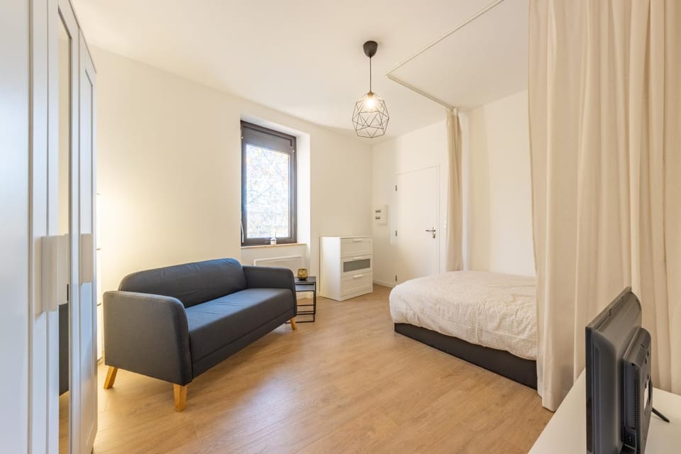 Bed, TV and multimedia, Seating area, Bedroom