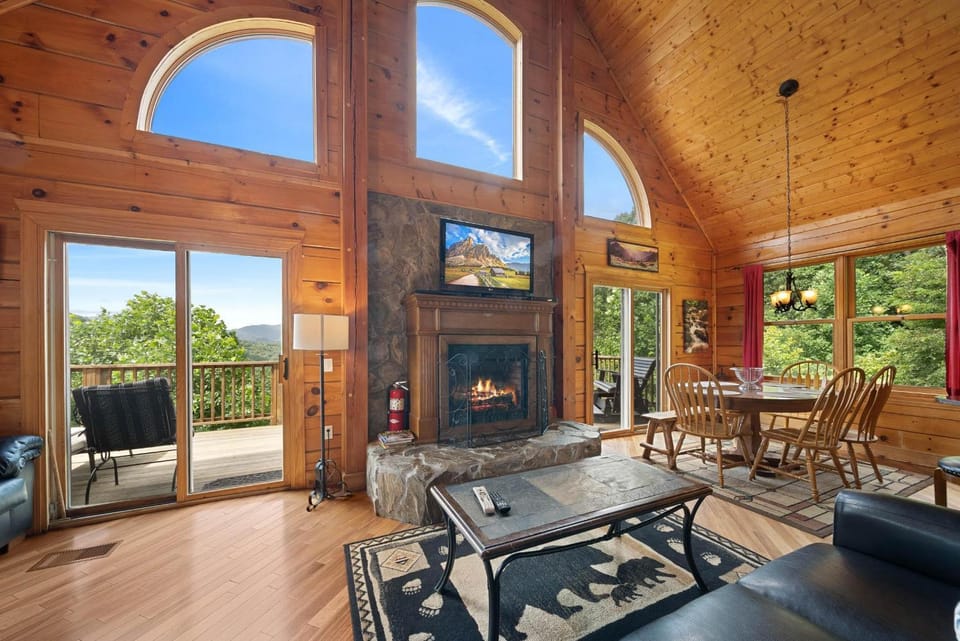 3 Peaks Lodge House in Brushy Fork