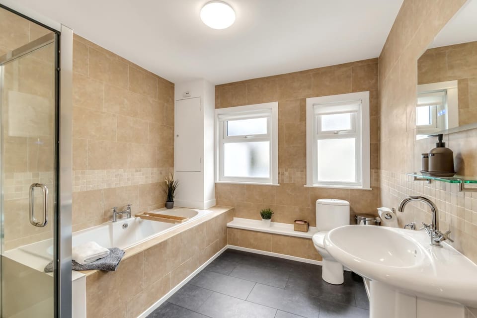 Shower, Toilet, Bathroom, Bath, towels
