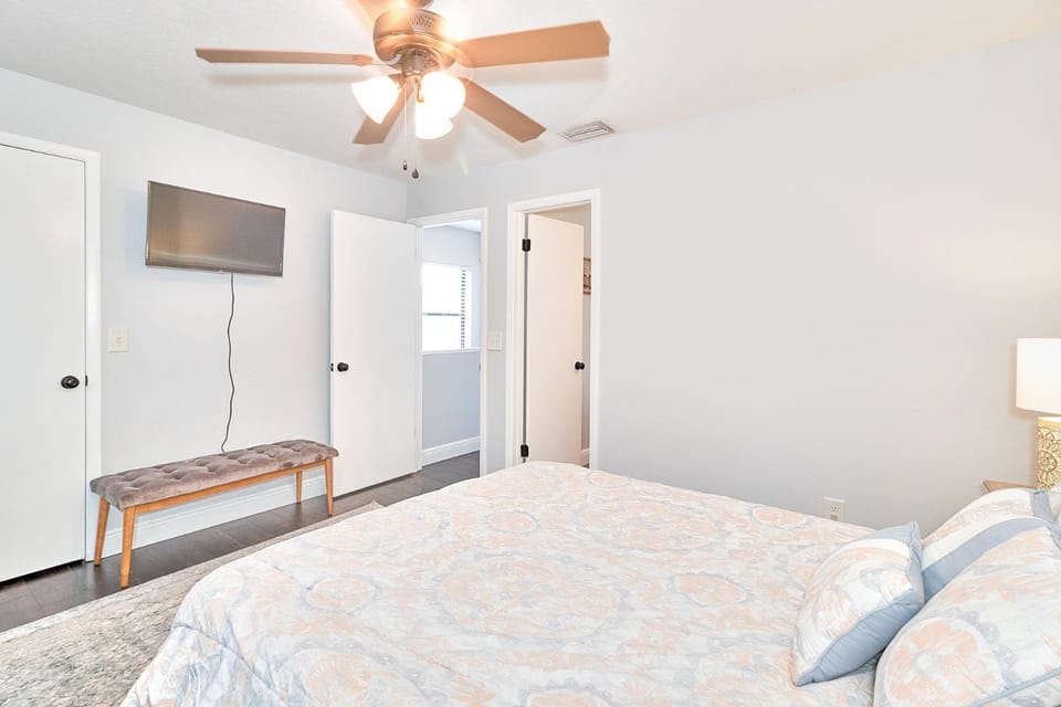 Bed, TV and multimedia, Bedroom