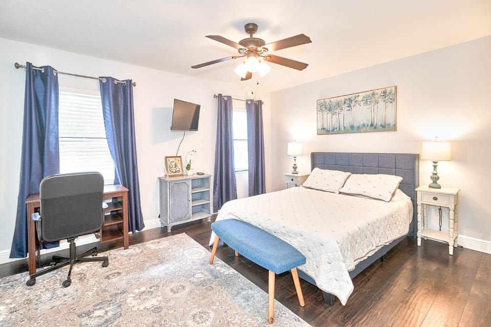 Bed, TV and multimedia, Bedroom