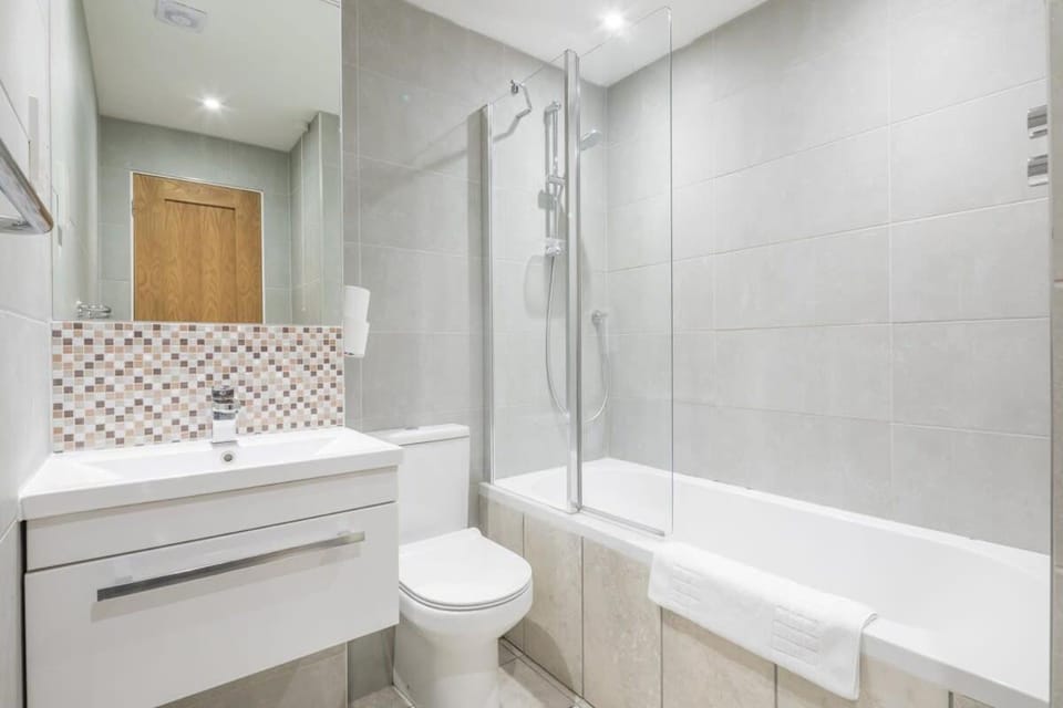 Modern & Private - Free Parking Apartment in Cambridge