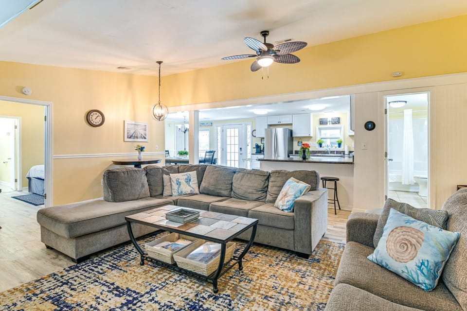 Walk to Ocean Lovely Myrtle Beach Getaway! House in Surfside Beach