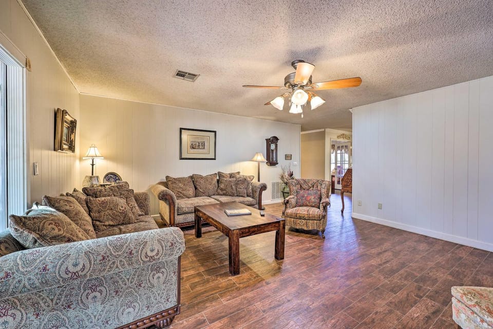 7 Mi to Lake Expansive Rogers Villa with Pond! Villa in Rogers