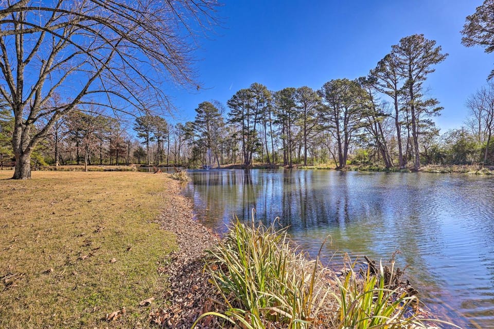 7 Mi to Lake Expansive Rogers Villa with Pond! Villa in Rogers