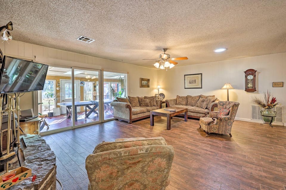 7 Mi to Lake Expansive Rogers Villa with Pond! Villa in Rogers