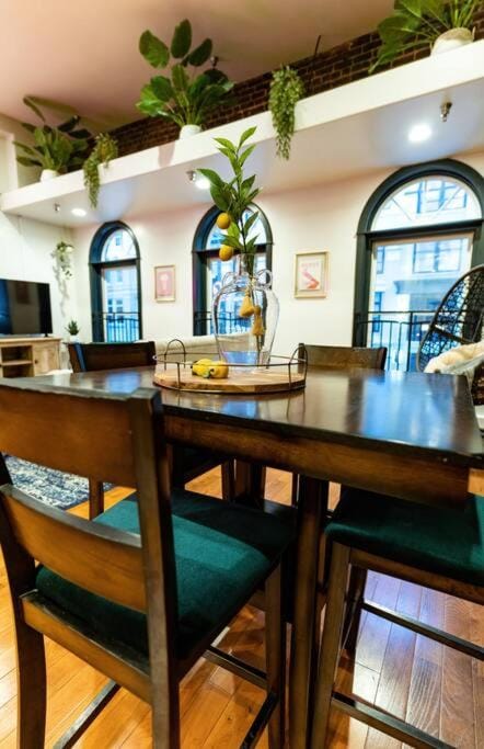 Kitchen or kitchenette, Living room, Seating area, Dining area