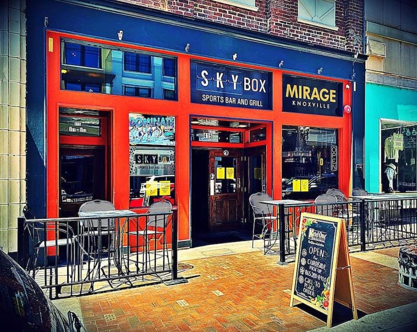 Restaurant/places to eat, Karaoke, Nightclub / DJ, Lounge or bar