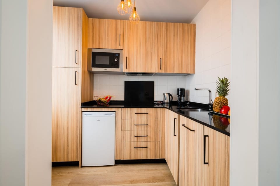 Kitchen or kitchenette, minibar, stove