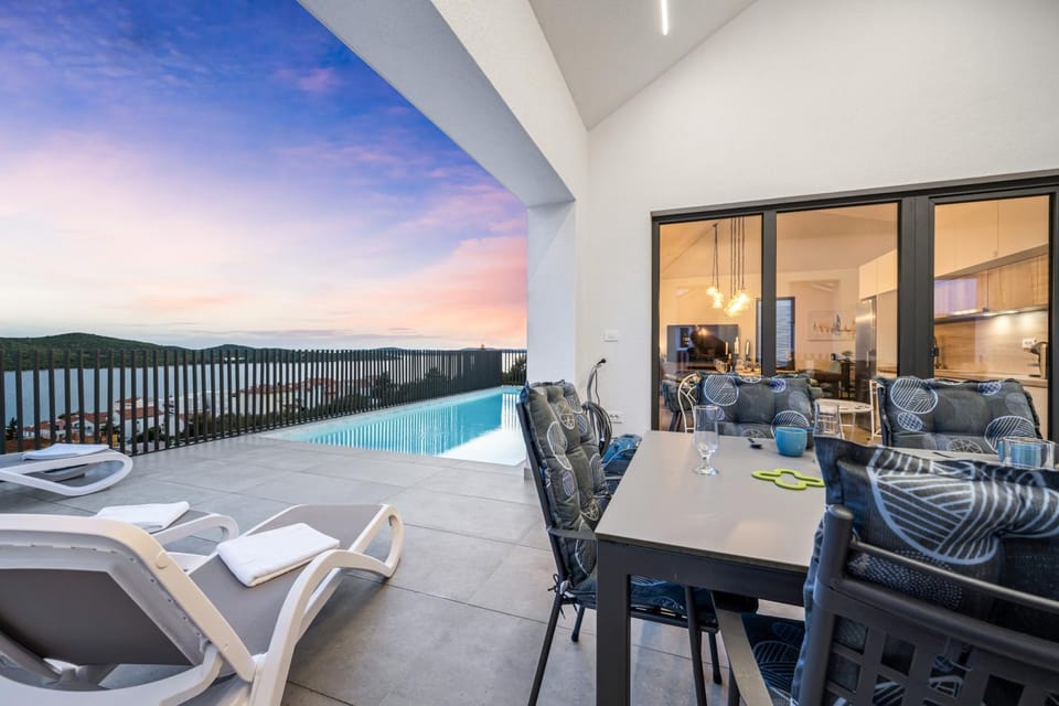 Balcony/Terrace, Swimming pool, Breakfast, Lunch