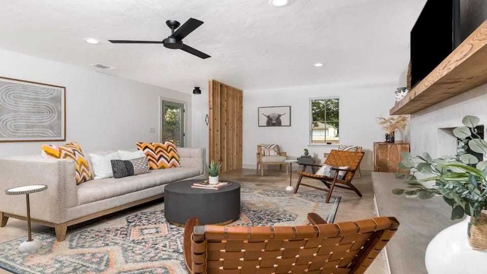Cava House, Hot tub, Cowboy Pool, Fire pit! House in Fredericksburg