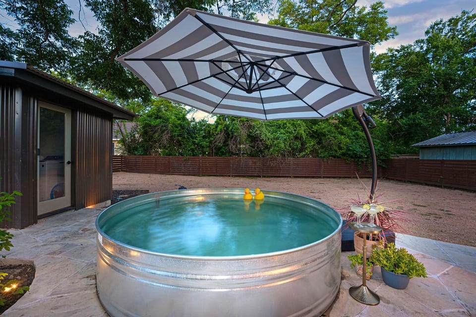 Cava House, Hot tub, Cowboy Pool, Fire pit! House in Fredericksburg