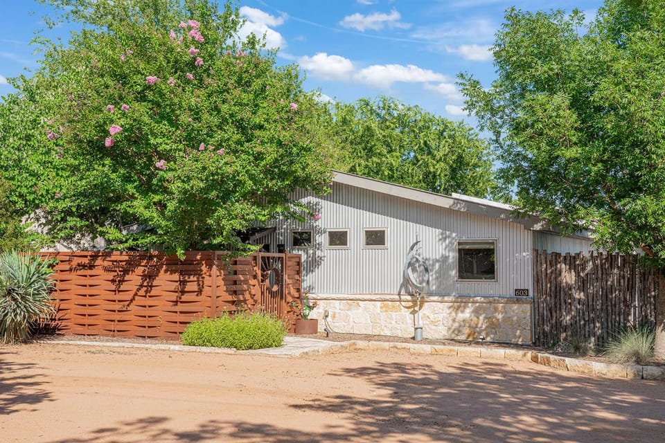 Claret House Full Kitchen and Private Hot Tub House in Fredericksburg