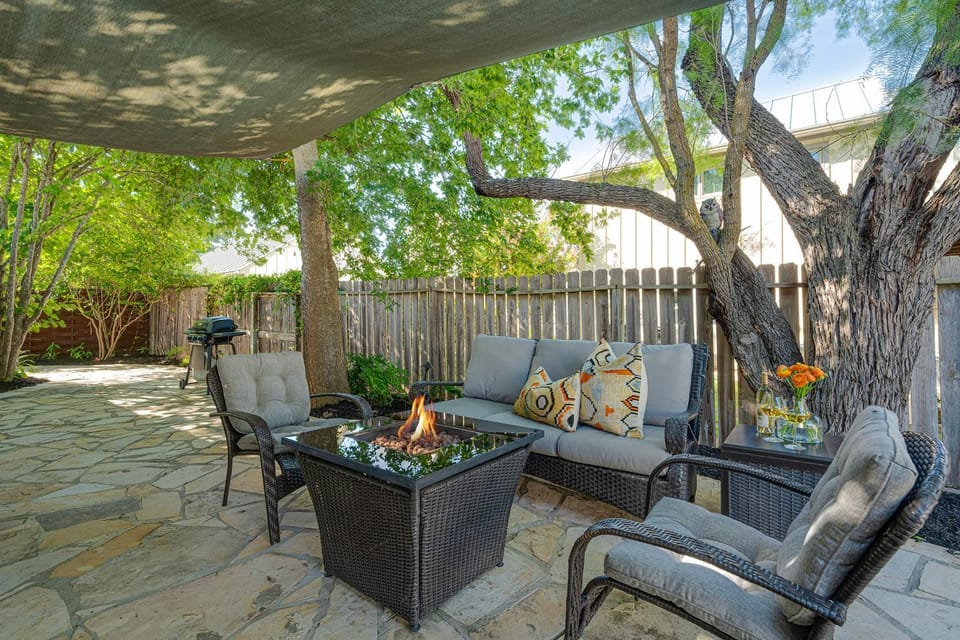 Claret House Full Kitchen and Private Hot Tub House in Fredericksburg