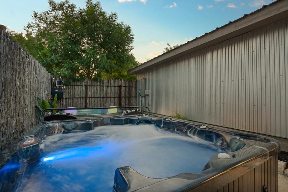 Claret House Full Kitchen and Private Hot Tub House in Fredericksburg