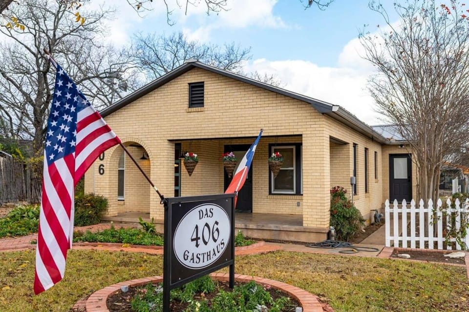 Das 406 Gasthaus, Walk to Main, Hot tub, Game Room House in Fredericksburg