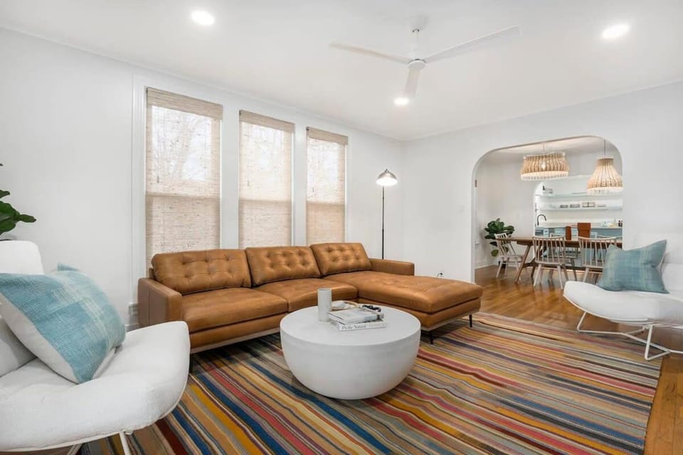Das 406 Gasthaus, Walk to Main, Hot tub, Game Room House in Fredericksburg