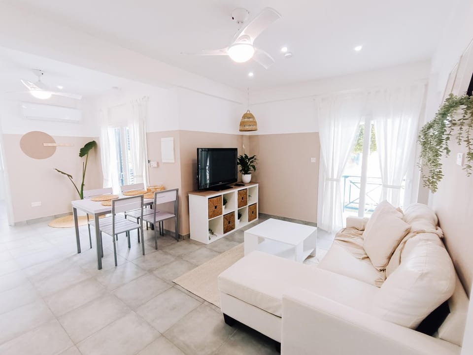 Communal lounge/ TV room, TV and multimedia, Living room, Photo of the whole room, Seating area, Dining area