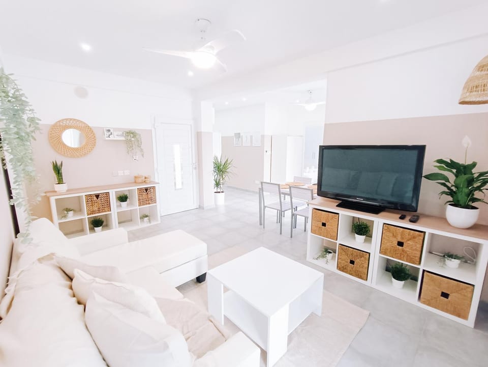 Communal lounge/ TV room, TV and multimedia, Living room, Photo of the whole room, Seating area, air conditioner