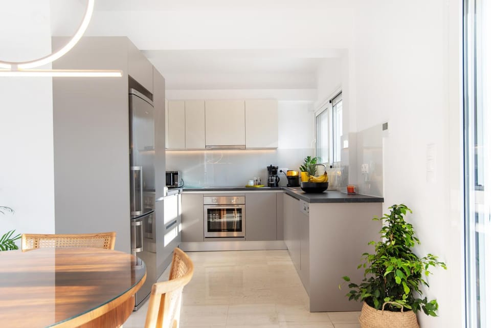 Kitchen or kitchenette, Dining area, dishwasher, minibar, pet friendly