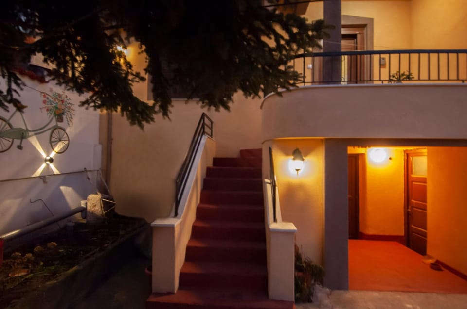 SkyView Meteora House in Kalabaka