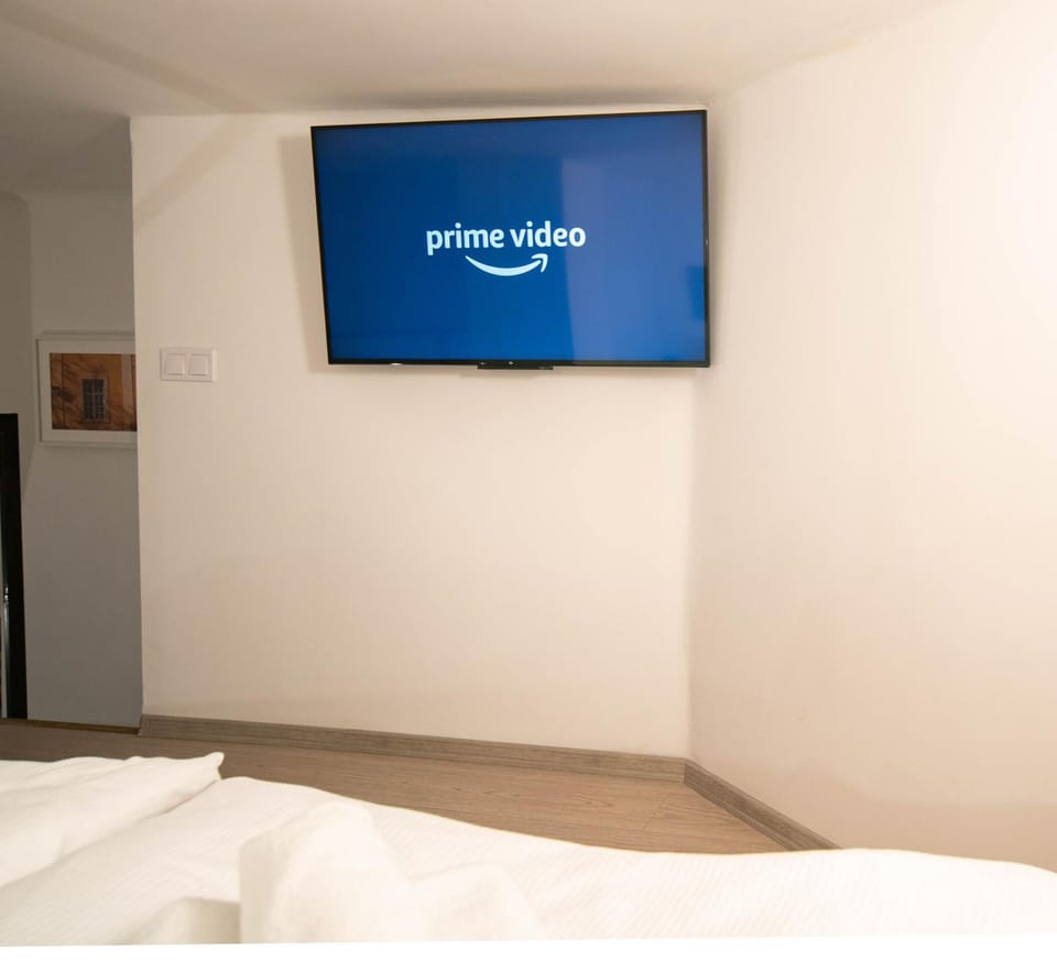 Bed, TV and multimedia, Bedroom