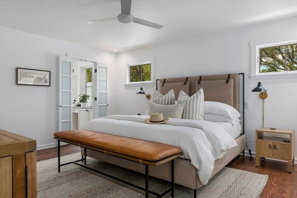 Fab Fred House stylish home with patio oasis House in Fredericksburg