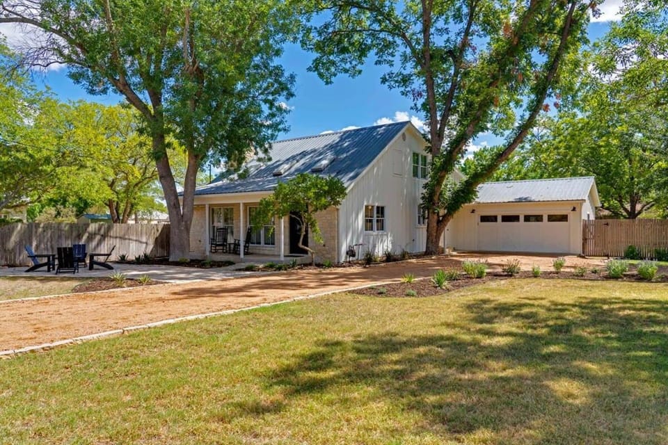Fab Fred House stylish home with patio oasis House in Fredericksburg
