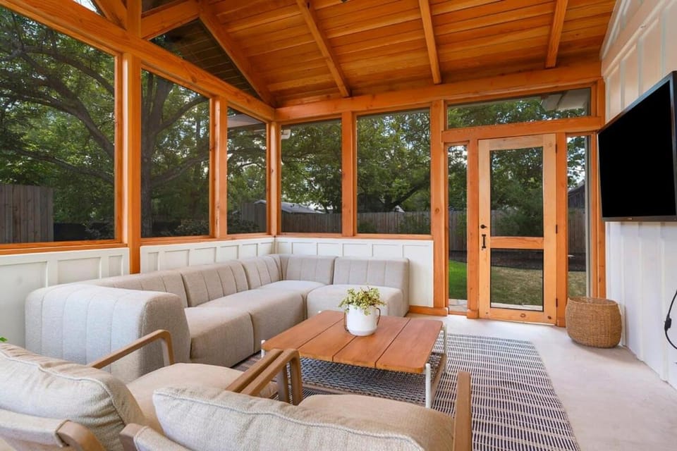 Fab Fred House stylish home with patio oasis House in Fredericksburg