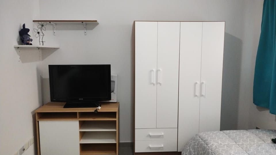 Communal lounge/ TV room, TV and multimedia, wardrobe