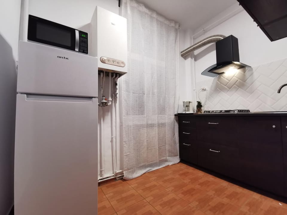 Kitchen or kitchenette, minibar