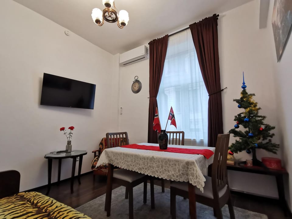Bed, TV and multimedia, Dining area
