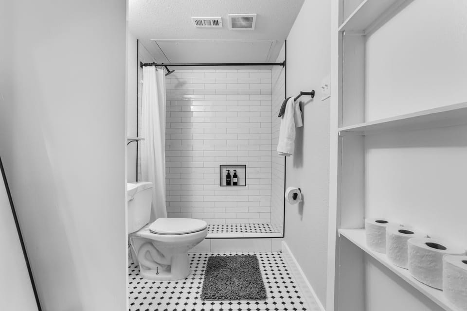 Shower, Toilet, Bathroom, towels