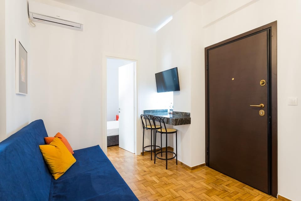 TV and multimedia, Living room, Seating area, air conditioner