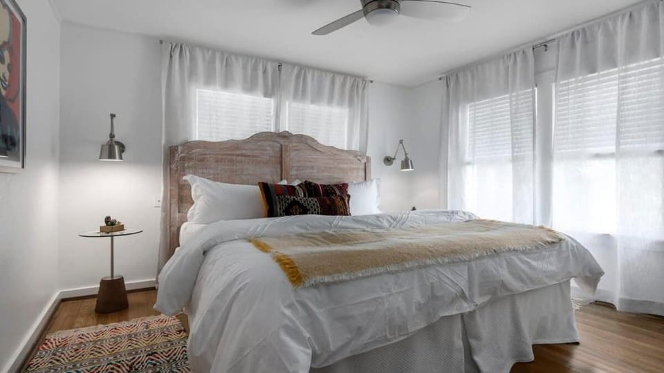 Cork & Cactus, close to Main St and pet-friendly! House in Fredericksburg