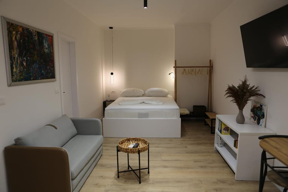 Bed, Living room, Seating area, hair dresser
