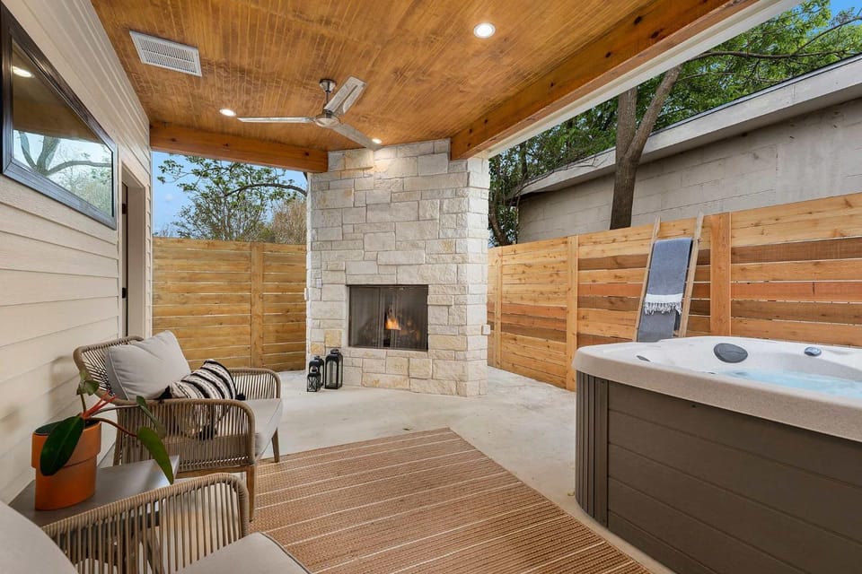 Getaway at Enchanted walk to Main Hot Tub Apartment in Fredericksburg