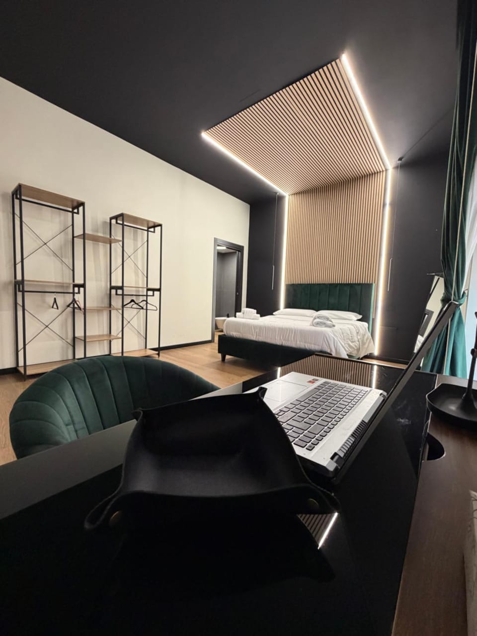Bed, Photo of the whole room, Seating area, Bedroom