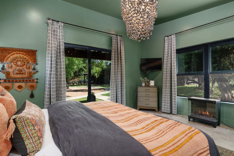 Juniper at Ololo, Fire Pit, Fireplace! House in Fredericksburg