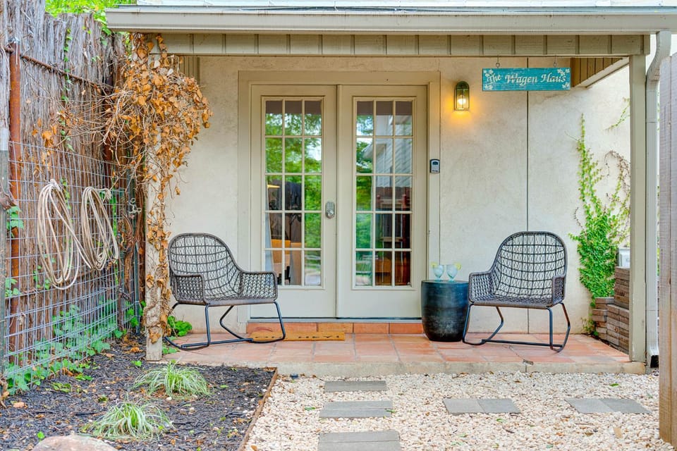 The Wagen Haus, fireplace and hot tub! House in Fredericksburg