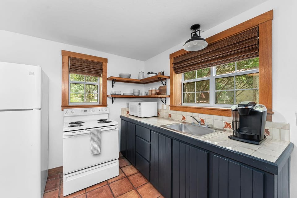 The Wagen Haus, fireplace and hot tub! House in Fredericksburg