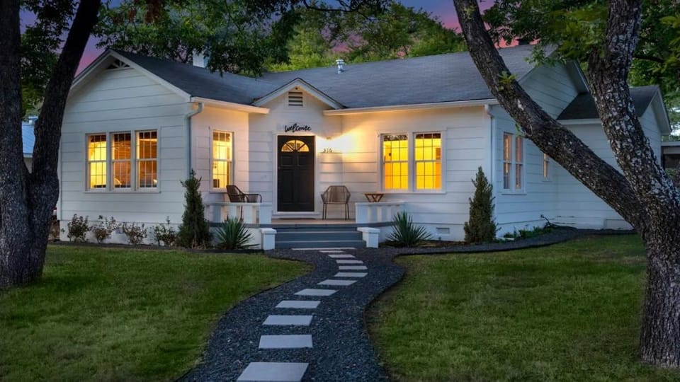 Riddel Haus Private stylish home plus Hot tub House in Fredericksburg