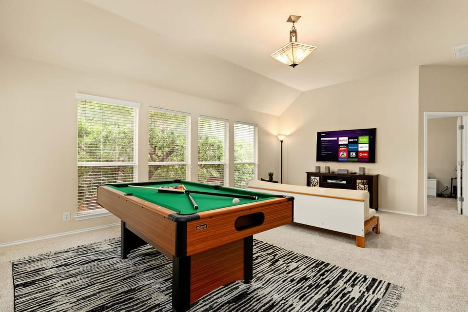 Sleep on the Cloud - 5 Bedrooms - Corner Lot House in San Antonio