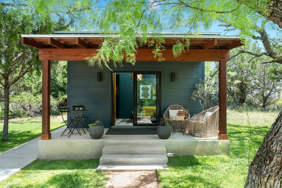 Birdy at Ololo, Hot Tub, Fire Pit, Outdoor Shower! House in Fredericksburg