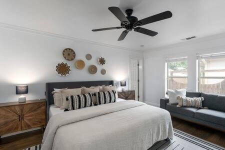 The Mint Julep, pet-friendly, hot tub, sleeps 8! House in Fredericksburg