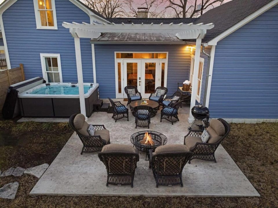 Vino Vida spacious home with hot tub House in Fredericksburg