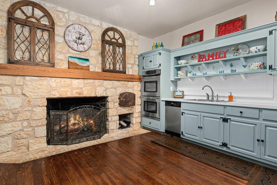 Vino Vida spacious home with hot tub House in Fredericksburg