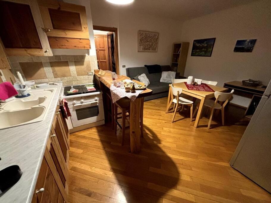 Kitchen or kitchenette, Living room, Seating area, Dining area, pet friendly, stove