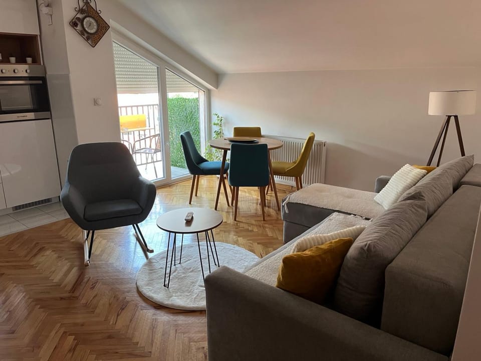 Kitchen or kitchenette, Living room, Seating area, Dining area