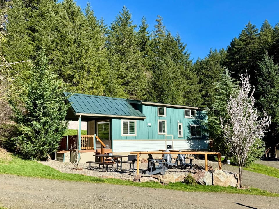 Umpqua's Last Resort - Wilderness Cabins, RV Park & Glamping Cabin in Oregon